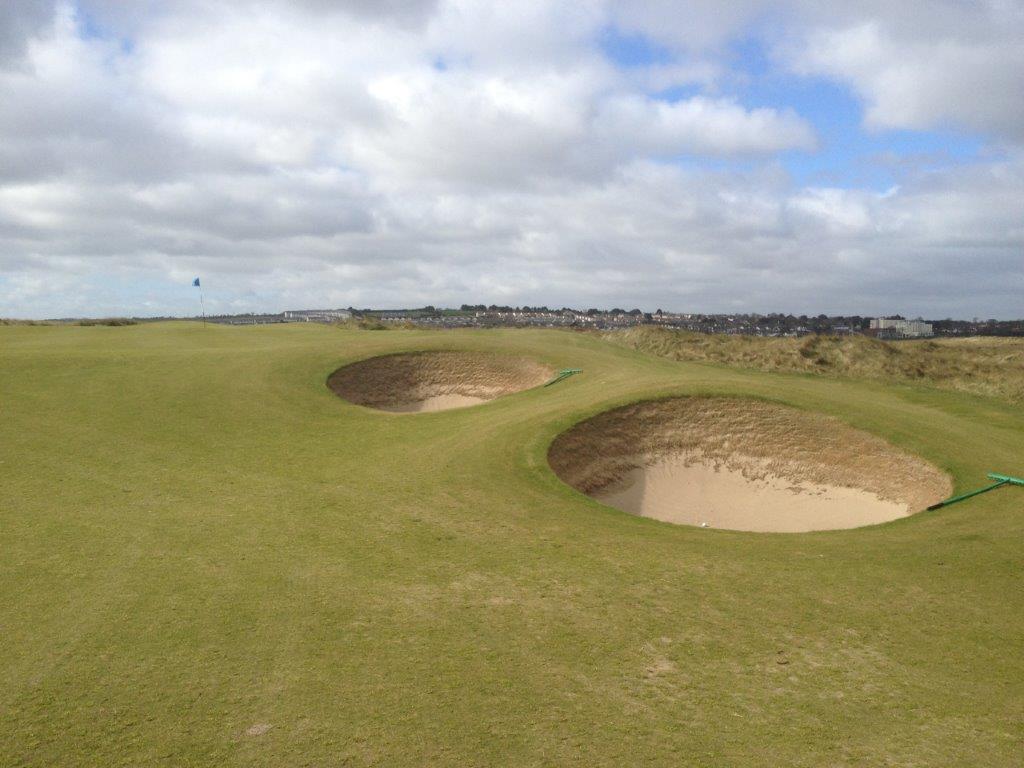 Bunkers en el campo de golf de The Island en Irlanda