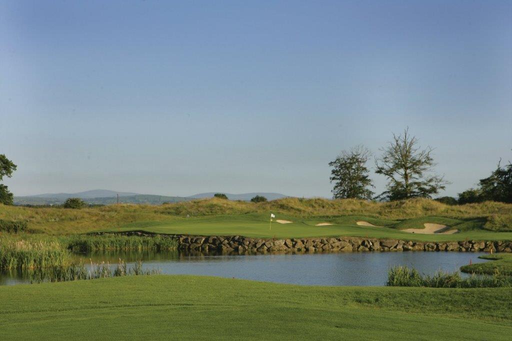 Lago en el campo de golf de K Club (Smurfit) en Irlanda