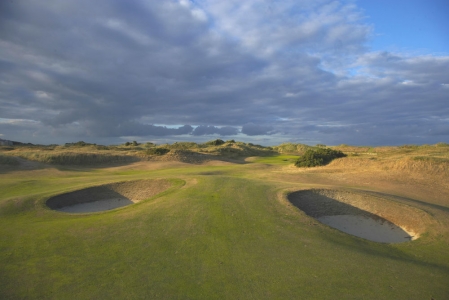 Bunker en el campo de golf de Portmanock Links en Irlanda