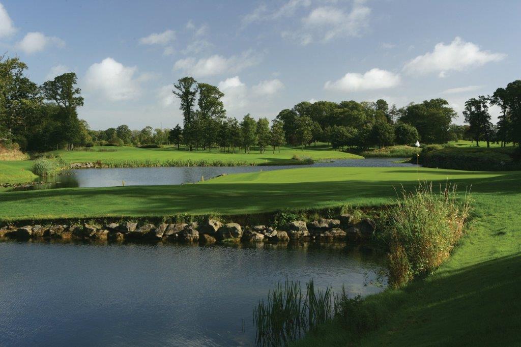 Lago en el campo de golf de K Club (Palmer Ryder Cup) en Irlanda