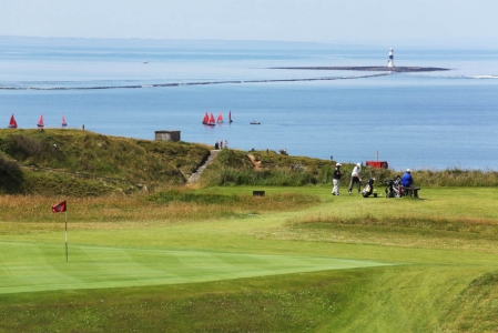 Golfistas en el campo de golf de County Sligo en Irlanda