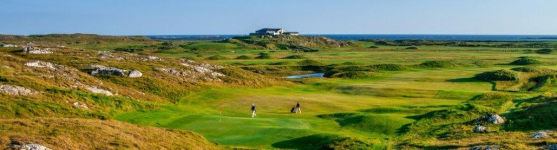 Golfistas en el campo de golf de Connemara en Irlanda