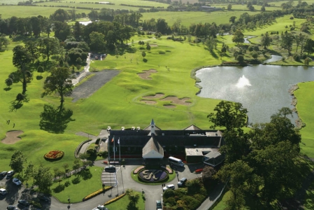 Clubhouse en el campo de golf de Palmer Ryder K Club en Escocia