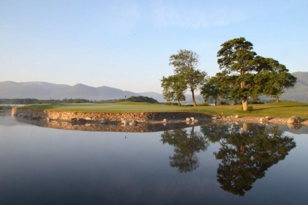 Lago en el campo de golf de Killarney Kileen en Irlanda