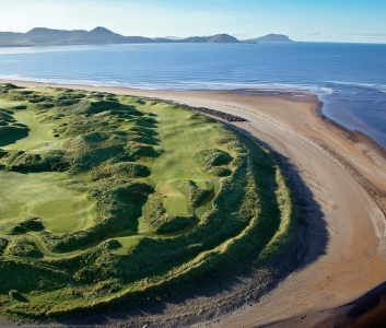 Playa en el campo de golf de Ballybunion (Old) en Irlanda
