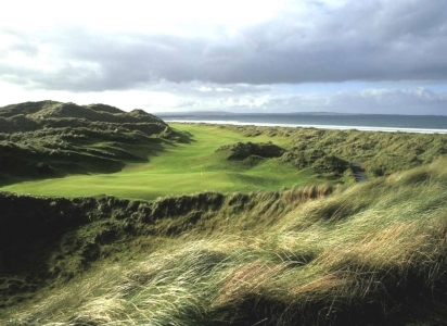 Fairways en el campo de golf de Enniscrone en Irlanda