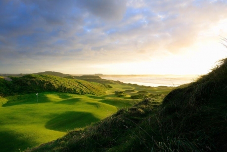 Green en el campo de Trump International Golf Links (Doonberg) en Irlanda